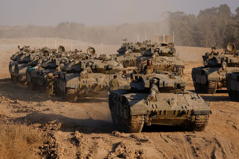 © Reuters. An Israeli soldier stands in a tank, amid the ongoing conflict between Israel and Hamas, near the Israel-Gaza border, in Israel, June 4, 2024. REUTERS/Amir Cohen