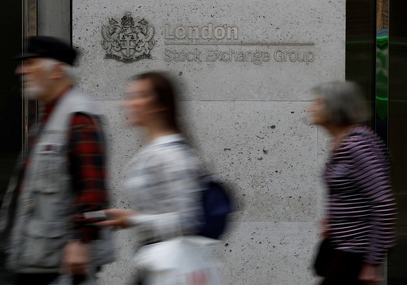 © Reuters. FILE PHOTO: People walk past the entrance of the London Stock Exchange in London, Britain. Aug 23, 2018. REUTERS/Peter Nicholls/File Photo