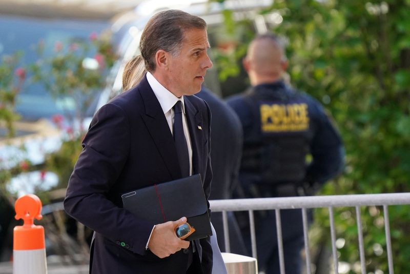 © Reuters. Hunter Biden, son of U.S. President Joe Biden, arrives at the federal court, during the second day of his trial on criminal gun charges in Wilmington, Delaware, U.S., June 4, 2024. REUTERS/Kevin Lamarque/ File Photo