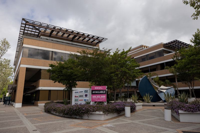 © Reuters. A Newsbreak company logo is displayed at a corporate office building in Mountain View, California, U.S., April 26, 2024.  REUTERS/Carlos Barria/File Photo