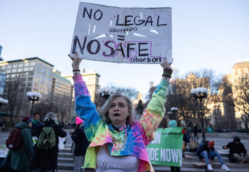 &copy; Reuters. A woman holds a sign in support of women's reproductive rights during a protest on International Women's Day 2023 in New York City, U.S., March 8, 2023.  REUTERS/Caitlin Ochs/ File Photo