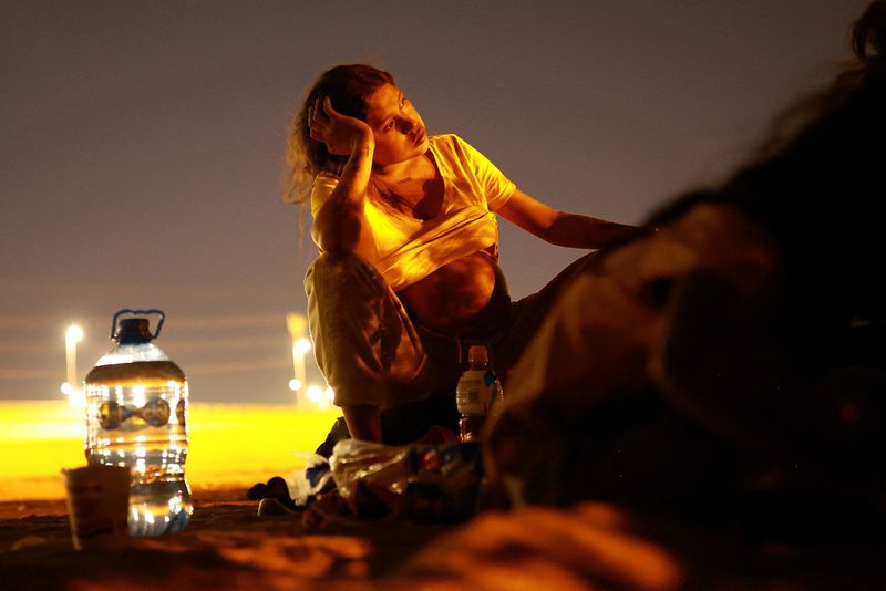 &copy; Reuters. Antonela, a Venezuelan migrant who is eight months pregnant and trying to reach the United States, rests near the Rio Bravo river on the border between Mexico and the United States, after U.S. President Joe Biden announced a sweeping border security enfor