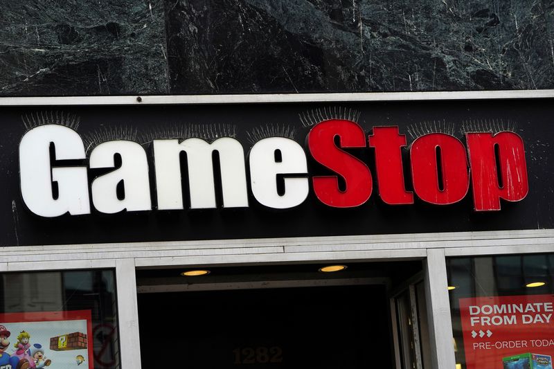 © Reuters. A GameStop store is pictured amid the coronavirus disease (COVID-19) pandemic in the Manhattan borough of New York City, New York, U.S., January 27, 2021. REUTERS/Carlo Allegri