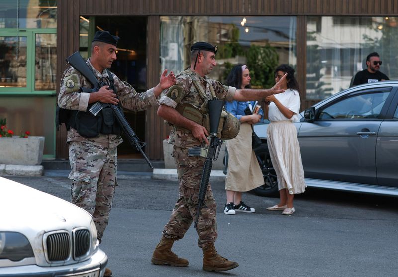 © Reuters. Soldado libanês faz sinal ao isolar área ao redor da embaixada dos EUA, em Awkar, no Líbano
05/06/2024 REUTERS/Mohamed Azakir