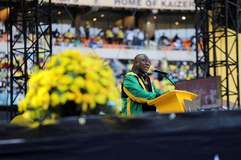 &copy; Reuters. Líder do partido governista Congresso Nacional Africano e presidente da África do Sul, Cyril Ramaphosa, discursa em estádio em Johanesburgon25/05/2024 REUTERS/Alaister Russell