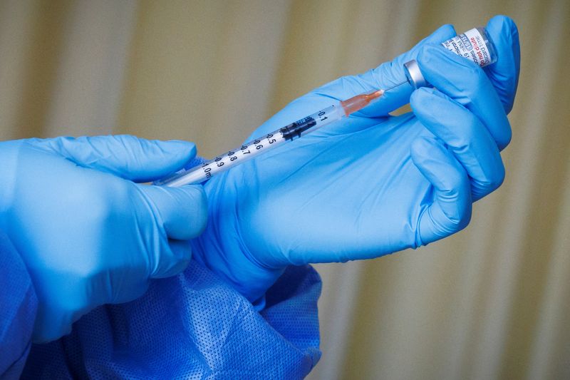 © Reuters. FILE PHOTO: A nurse prepares a vaccine shot as the German embassy begins its roll out of BioNTech COVID-19 vaccines for German expatriates at a Beijing United Family hospital in Beijing, China January 5, 2023. REUTERS/Thomas Peter/File Photo