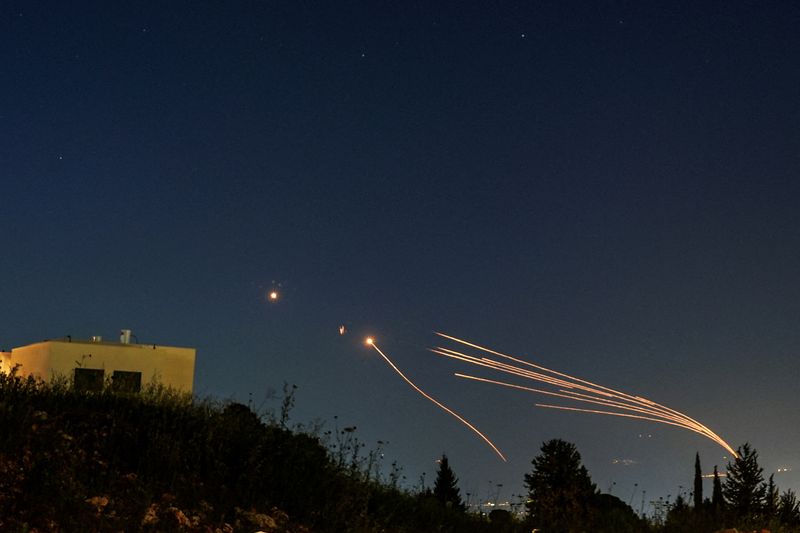 © Reuters. FILE PHOTO: Israel's Iron Dome anti-missile system intercepts rockets launched from Lebanon towards Israel over the Israeli Lebanese border, as seen from northern Israel, April 12, 2024. REUTERS/Ayal Margolin /File Photo