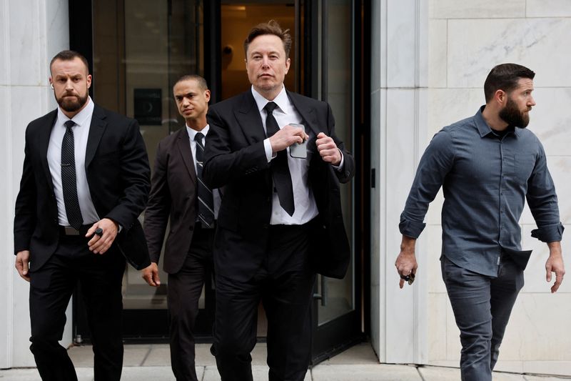 &copy; Reuters. Tesla CEO Elon Musk and his security detail depart the company’s local office in Washington, U.S. January 27, 2023.  REUTERS/Jonathan Ernst