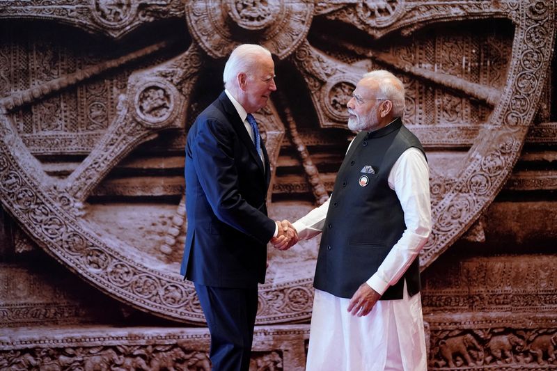 © Reuters. FILE PHOTO: Indian Prime Minister Narendra Modi welcomes U.S. President Joe Biden upon his arrival at Bharat Mandapam convention center for the G20 Summit, in New Delhi, India, Saturday, Sept. 9, 2023.   Evan Vucci/Pool via REUTERS/File Photo