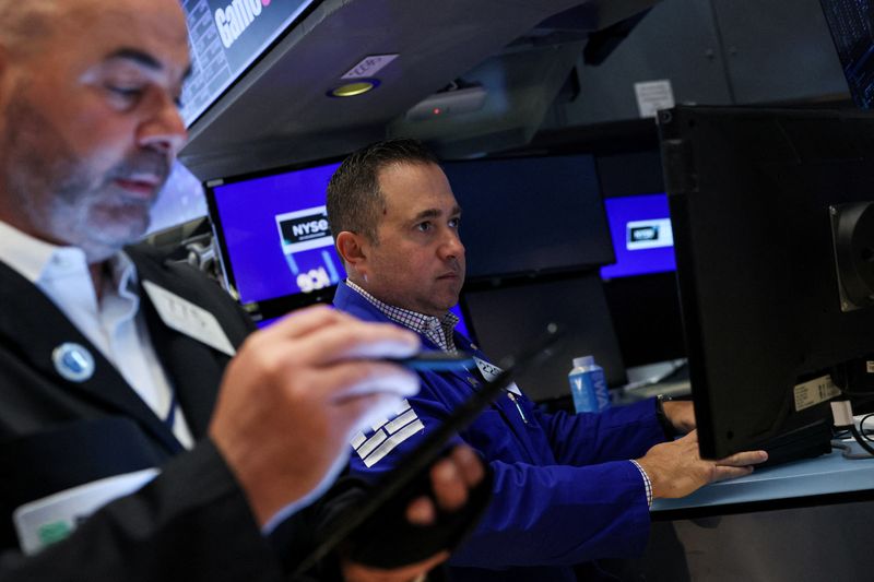© Reuters. Traders work on the floor at the New York Stock Exchange (NYSE) in New York City, U.S., June 3, 2024.  REUTERS/Brendan McDermid