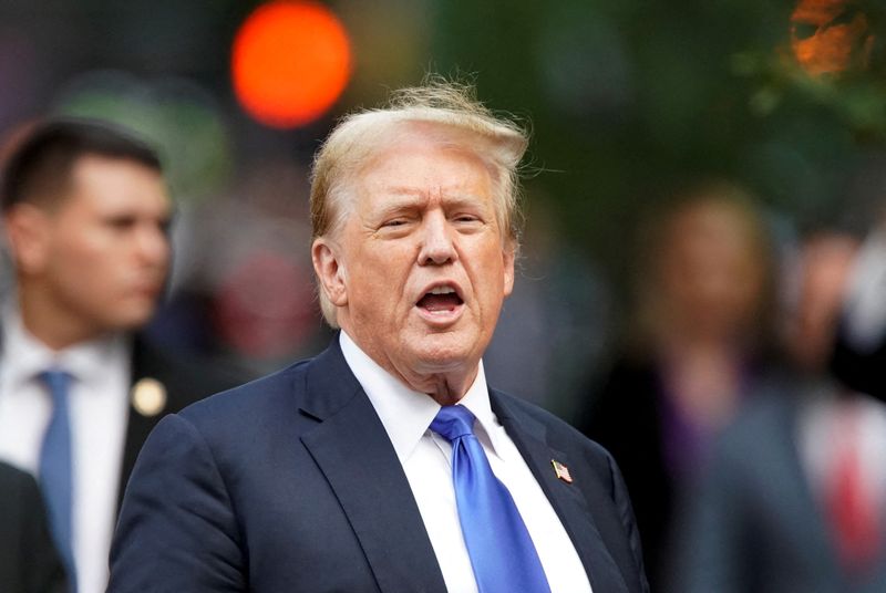 © Reuters. Former U.S. President Donald Trump walks outside Trump Tower after the verdict in his criminal trial over charges that he falsified business records to conceal money paid to silence porn star Stormy Daniels in 2016, in New York City, U.S. May 30, 2024. REUTERS/Eduardo Munoz/ File Photo