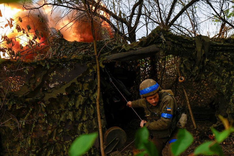 &copy; Reuters. Ivan Liashko, membro della tredicesima Brigata operativa “Khartiia” della Guardia nazionale ucraina e comandante dell'equipaggio di un obice D-20, spara verso le truppe russe, durante l'attacco russo all'Ucraina, in prima linea nella regione di Kharki