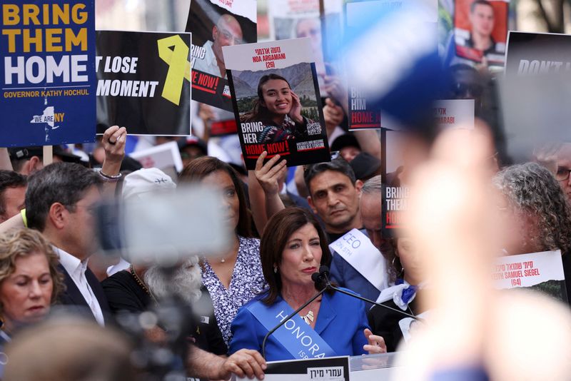 © Reuters. New York Governor Kathy Hochul speaks as people take part in Israel Day on Fifth Parade, amid the ongoing conflict between Israel and the Palestinian Islamist group Hamas, in New York City, U.S., June 2, 2024. REUTERS/Andrew Kelly/ File Photo