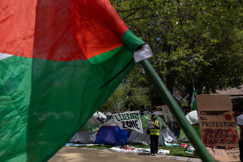 © Reuters. FILE PHOTO: Students are seen at a protest encampment in support of Palestinians at Stanford University during the ongoing conflict between Israel and the Palestinian Islamist group Hamas, in Stanford, California U.S., April 26, 2024. REUTERS/Carlos Barria/File Photo