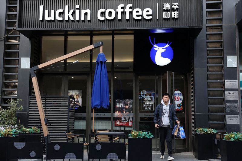 &copy; Reuters. Consumidor deixa loja da Luckin Coffee em Pequimn8/12/2023nREUTERS/Tingshu Wang