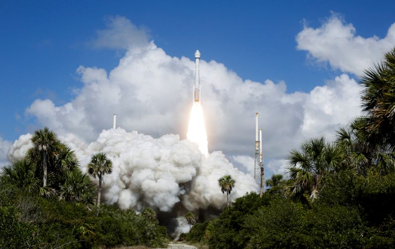 © Reuters. A United Launch Alliance Atlas V rocket carrying two astronauts aboard Boeing's Starliner-1 Crew Flight Test (CFT), is launched on a mission to the International Space Station, in Cape Canaveral, Florida, U.S. June 5, 2024. REUTERS/Joe Skipper