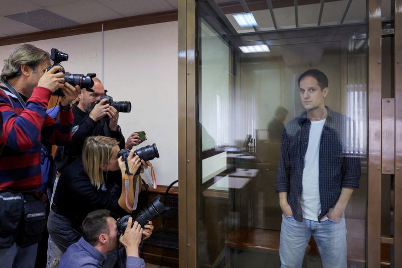 © Reuters. FILE PHOTO: Wall Street Journal reporter Evan Gershkovich stands inside an enclosure for defendants before a court hearing to consider an appeal against his pre-trial detention on espionage charges in Moscow, Russia, October 10, 2023. REUTERS/Evgenia Novozhenina/File Photo