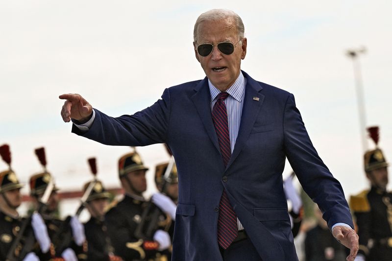 &copy; Reuters. O presidente dos EUA, Joe Biden, ao chegar ao aeroporto de Paris Orly, em viagem para comemorar o 80º aniversário do Dia Dn05/06/2024nJULIEN DE ROSA/Pool via REUTERS 