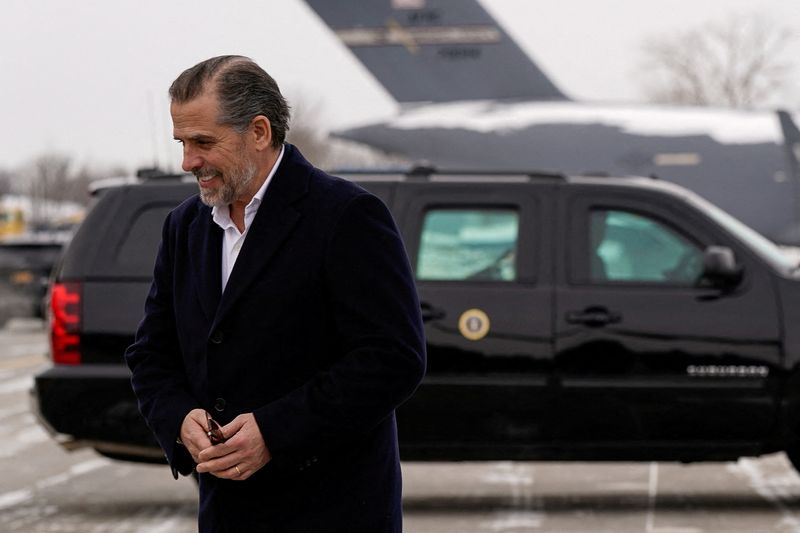 &copy; Reuters. Hunter Biden, filho do presidente dos EUA, Joe Biden, caminha para veículo após desembarcar do avião presidencialn04/02/2023nREUTERS/Elizabeth Frantz