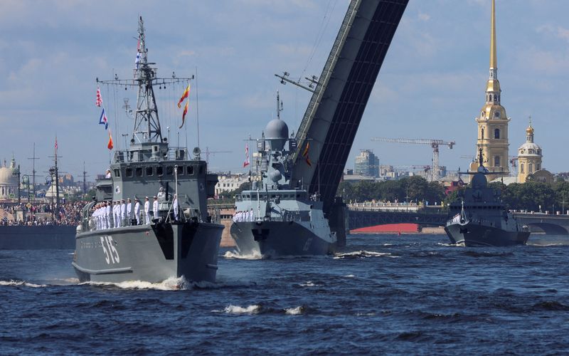 © Reuters. FILE PHOTO: Russian minesweeper Pavel Khenov, missile corvettes Uglich and Sovetsk sail along the Neva River during the annual Navy Day parade in Saint Petersburg, Russia, July 30, 2023. REUTERS/Anton Vaganov/File Photo