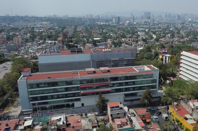 © Reuters. A drone view shows the Institute of Epidemiological Diagnosis and Reference after the World Health Organization said a person's death was caused by the first laboratory-confirmed human case of infection with the A(H5N2) subtype of bird flu reported globally, and the first human infection with the H5 strain of the virus reported in Mexico, in Mexico City, Mexico June 5, 2024. REUTERS/Daniel Becerril