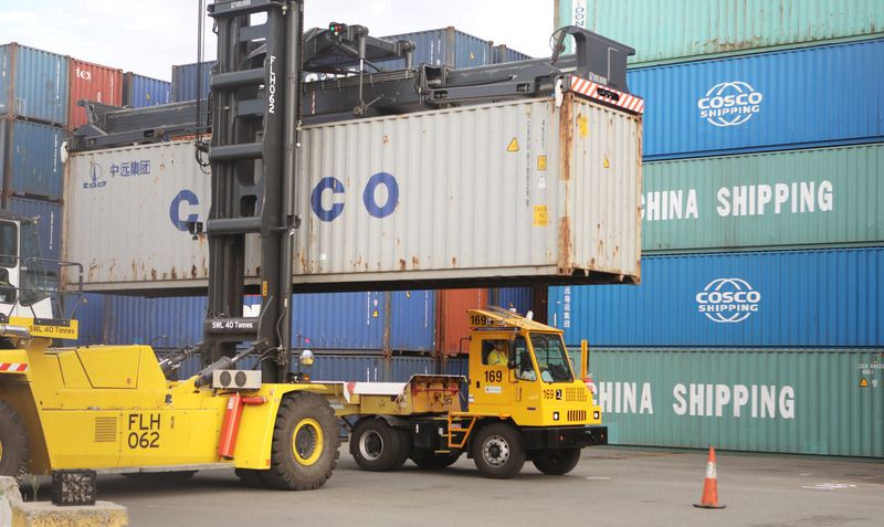 © Reuters. FILE PHOTO: A container is placed on a truck by a crane at Port Botany facilities in Sydney Australia, February 6, 2018. Picture taken February 6, 2018. REUTERS/Daniel Munoz/file photo