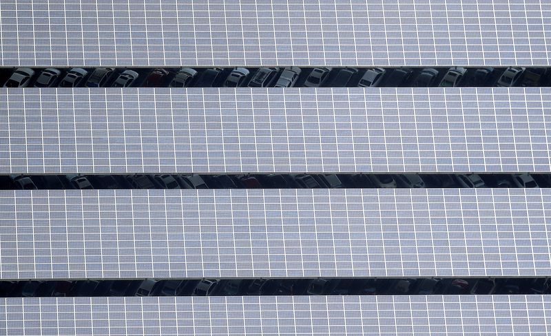 © Reuters. FILE PHOTO: Solar panels are seen on the roof of a car park in Mountain View, California April 7, 2016.  REUTERS/Noah Berger/File Photo