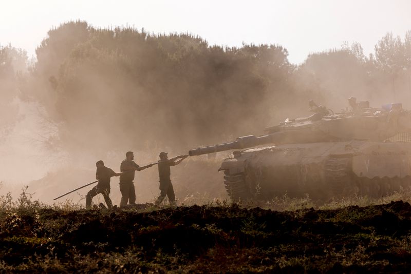 © Reuters. FILE PHOTO: Israeli soldiers clean the tank gun barrel after returning from the Gaza Strip, amid the ongoing conflict between Israel and Hamas, near the Israel-Gaza border, in Israel, June 5, 2024. REUTERS/Amir Cohen/File Photo