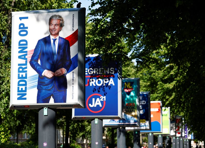 © Reuters. FILE PHOTO: Election campaign boards are displayed, ahead of the elections across 27 European Union member states, of which the Netherlands is the first country to go to the polls in this round of elections to the bloc's parliament, in The Hague, Netherlands, June 5, 2024. REUTERS/Piroschka van de Wouw/File Photo