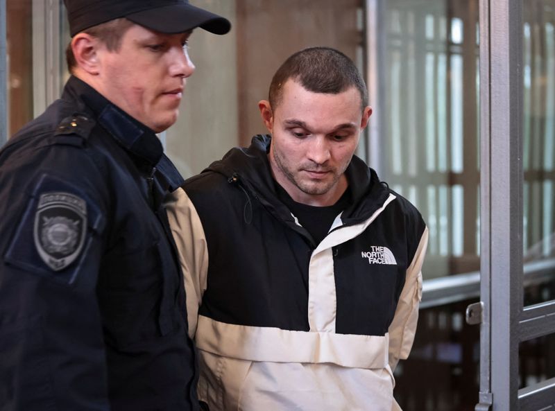 © Reuters. Gordon Black, a U.S. Army staff sergeant, who was detained in Russia on May 2 on suspicion of stealing from a woman he was in a relationship with, is escorted in a court during a hearing in Vladivostok, Russia, June 6, 2024. REUTERS/Tatiana Meel