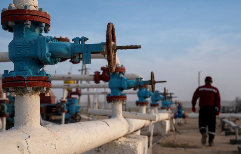 &copy; Reuters.  Un lavoratore dell'industria petrolifera e del gas cammina attraverso le strutture della società OzenMunayGaz a Zhanaozen, nella regione di Mangystau, in Kazakistan. 14 novembre 2023. REUTERS/Turar Kazangapov