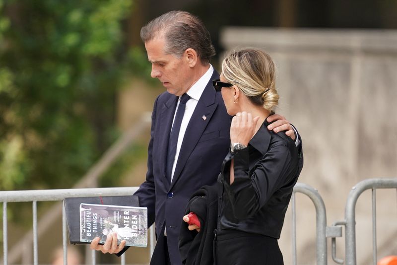 © Reuters. Hunter Biden, son of U.S. President Joe Biden, holds a copy of his memoir 