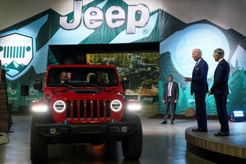 &copy; Reuters. FILE PHOTO: U.S. President Joe Biden views a Jeep Wrangler Willy's 4xe during a visit to the Detroit Auto Show to highlight electric vehicle manufacturing in America, in Detroit, Michigan, U.S., September 14, 2022. REUTERS/Kevin Lamarque/File Photo