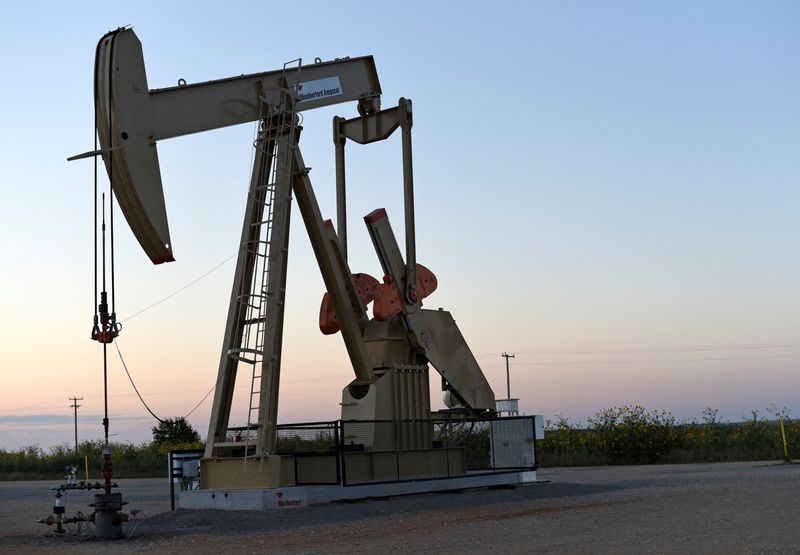 © Reuters. FILE PHOTO: A pump jack operates at a well site leased by Devon Energy Production Company near Guthrie, Oklahoma September 15, 2015. REUTERS/Nick Oxford/File Photo