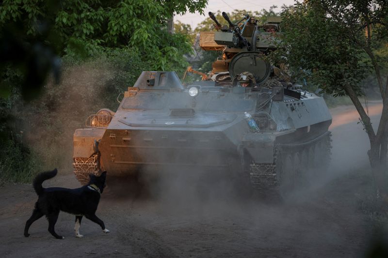 © Reuters. FILE PHOTO: A Ukrainian serviceman from an air defence unit of the 93rd Mechanized Brigade rides in an armoured personnel carrier (APC) with an anti-aircraft cannon, at a frontline, amid Russia's attack on Ukraine, near the town of Bakhmut, Ukraine May 23, 2024. REUTERS/Oleksandr Ratushniak/File Photo