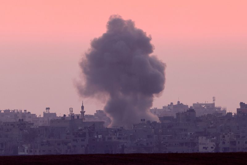 © Reuters. Smoke rises over the Gaza Strip, following an Israeli air strike, amid the ongoing conflict between Israel and Hamas, near the Israel-Gaza border, as seen from Israel, June 5, 2024. REUTERS/Amir Cohen/ File Photo