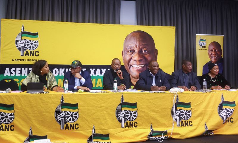 &copy; Reuters. ANC's President Cyril Ramaphosa looks with members of the National Executive Committee (NEC), Deputy President Paul Mashatile, Gwede Mantashe, Fikile Mbalula, Nomvula Mokonyane and Dr Gwen Ramokgopa during a meeting looking at options to form a new South 