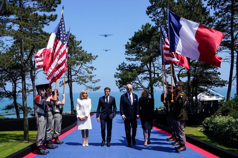 © Reuters. U.S President Joe Biden, first lady Jill Biden, French President Emmanuel Macron and his wife Brigitte Macron attend a ceremony to mark the 80th anniversary of D-Day at the Normandy American Cemetery and Memorial in Colleville-sur-Mer, France, June 6, 2024. REUTERS/Elizabeth Frantz