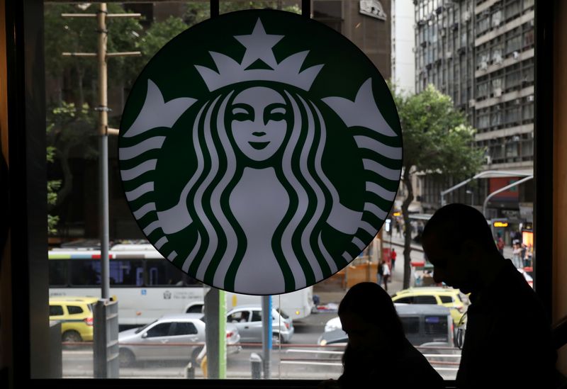 © Reuters. Customers pass by the logo of an American coffee company Starbucks inside a coffee shop in Rio de Janeiro, Brazil August 15, 2018. REUTERS/Pilar Olivares/File Photo