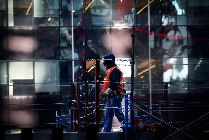 &copy; Reuters. A construction worker works atop the One Times Square building which is being rebuilt for a new commercial real estate space in Manhattan in New York City, U.S., February 7, 2024. REUTERS/Mike Segar