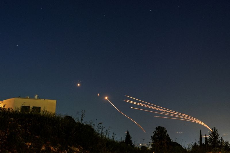 &copy; Reuters. Il sistema antimissile israeliano Iron Dome intercetta i razzi lanciati dal Libano verso Israele attraverso il confine libanese, visto dal nord di Israele, 12 aprile 2024. REUTERS/Ayal Margolin /File Photo