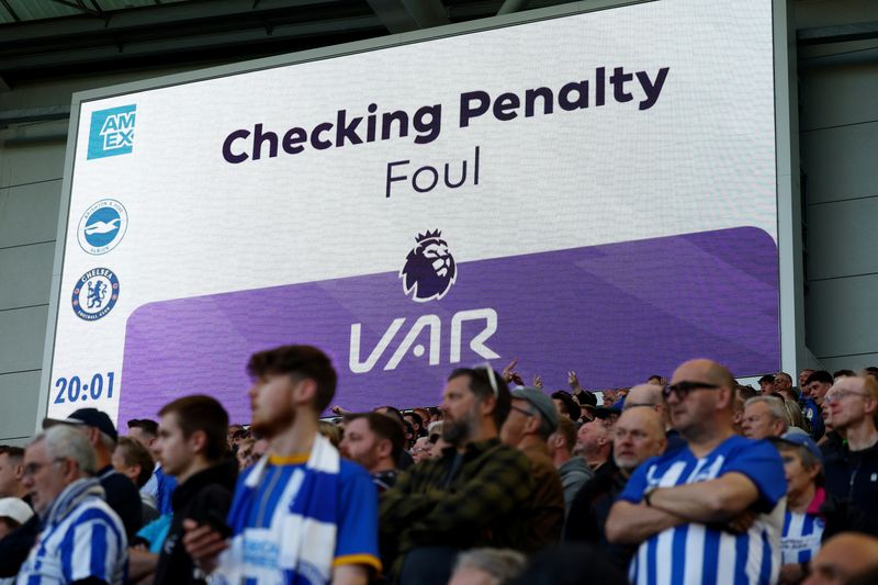 &copy; Reuters. Telão anuncia checagem do VAR durante partida entre Brighton e Chelsea pelo Campeonato Inglêsn15/06/2024 Action Images via Reuters/Paul Childs