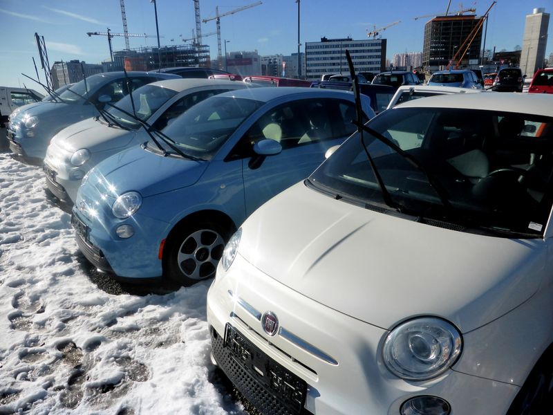 &copy; Reuters. Second-hand Fiat 500e cars, imported from California, U.S., are seen at the Buddy Electric car dealership in Oslo, Norway March 11, 2109.  REUTERS/Alister Doyle