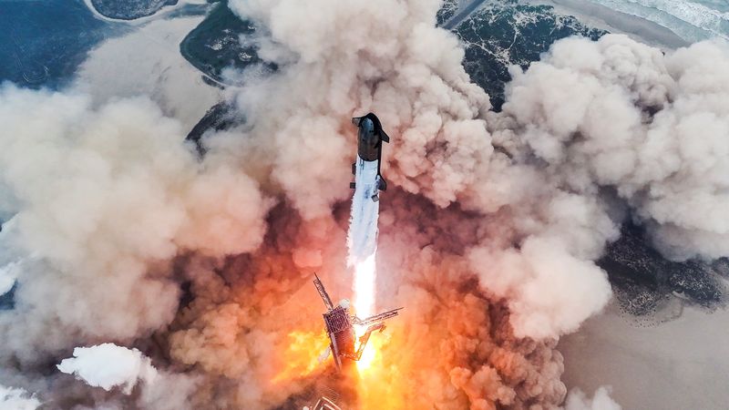 © Reuters. SpaceX's Starship launches its fourth flight test from the company's Boca Chica launchpad, designed to eventually send astronauts to the moon and beyond, near Brownsville, Texas, U.S. , in this handout picture obtained on June 6, 2024. SpaceX/Handout via REUTERS