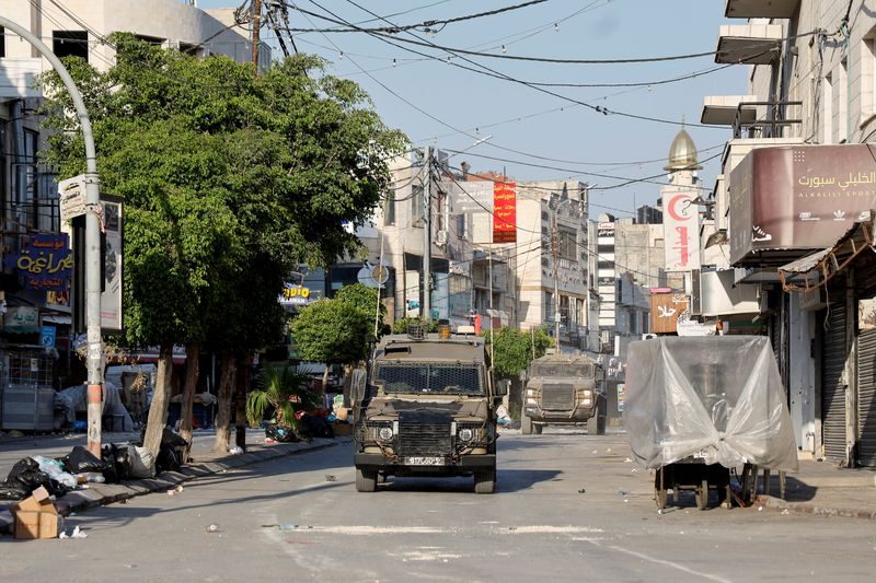 © Reuters. Military vehicles manoeuvre during an Israeli raid in Jenin, in the Israeli-occupied West Bank, June 6, 2024. REUTERS/Raneen Sawafta