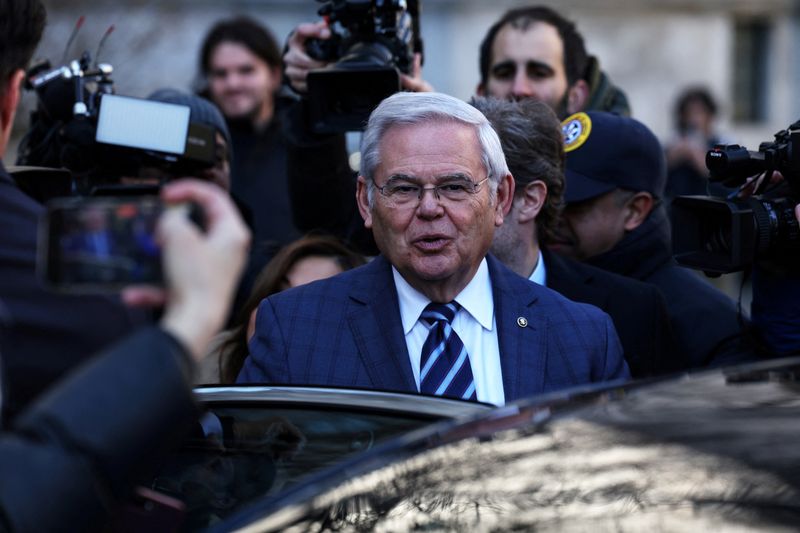 © Reuters. U.S. Senator Bob Menendez leaves his  arraignment on a new 18-count indictment that added obstruction charges to bribery and other corruption charges that the New Jersey Democrat already faced, at Manhattan federal court in New York City, U.S., March 11, 2024. REUTERS/Shannon Stapleton/ File Photo