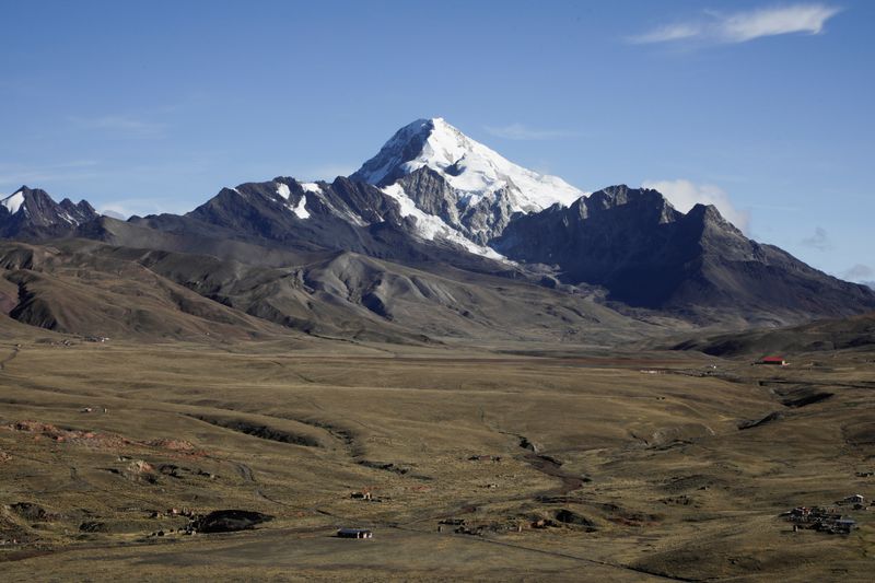 &copy; Reuters. Montanha Huayna Potosí, em Milluni, perto de La Paz, Bolívian21/12/2020nREUTERS/David Mercado