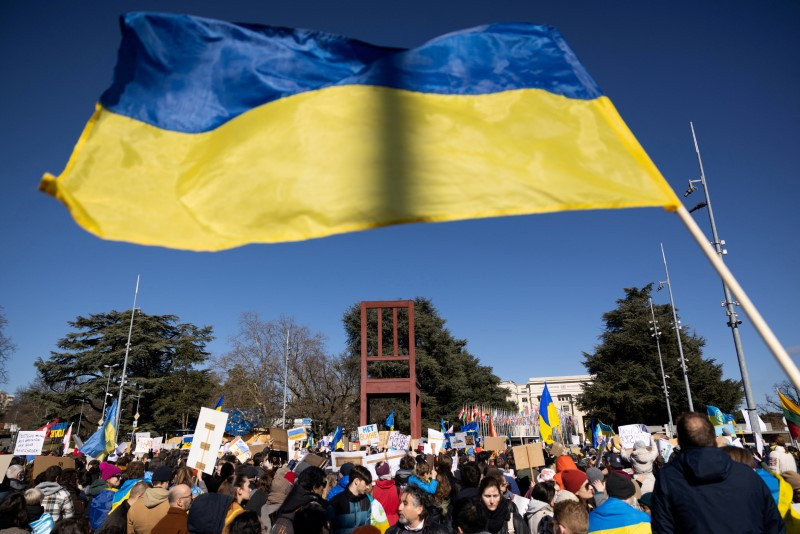 © Reuters. FILE PHOTO: A Ukrainian flag is waved during an anti-war protest, after Russia launched a massive military operation against Ukraine, in front of the United Nations Office in Geneva, Switzerland, February 26, 2022. REUTERS/Pierre Albouy/File Photo