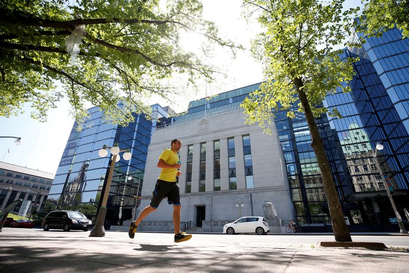 © Reuters. FILE PHOTO: A jogger runs past the Bank of Canada building in Ottawa, Ontario, Canada, July 11, 2018. REUTERS/Chris Wattie/File Photo