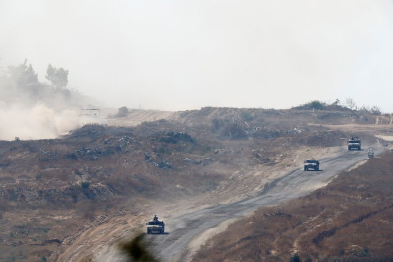 &copy; Reuters. Veículos militares israelenses manobram dentro da Faixa de Gaza perto da fronteira Israel-Gazan05/06/2024nREUTERS/Amir Cohen